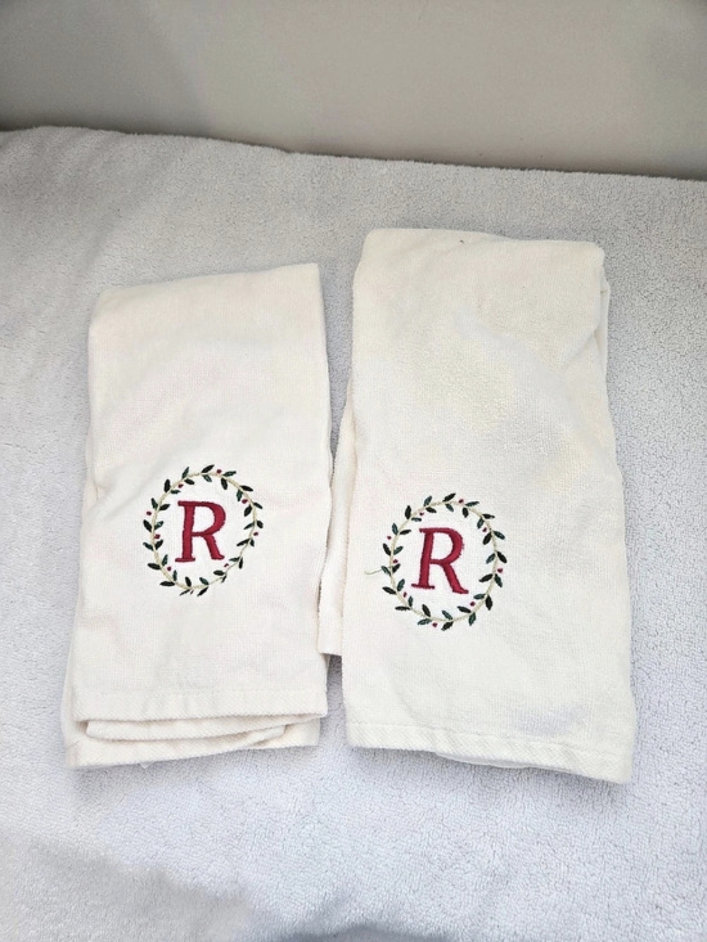 St. Nicholas Square Embroidered Initial R Washcloth Set in White Like New. l